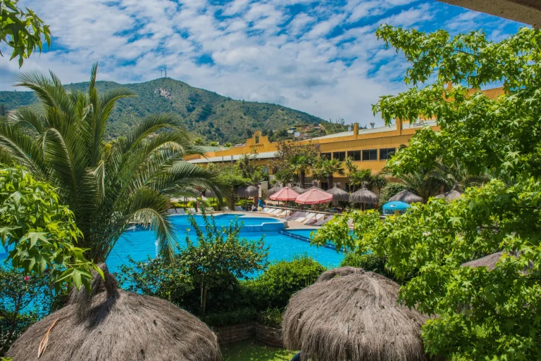 Piscinas de Rosa Agustina Club en Olmué