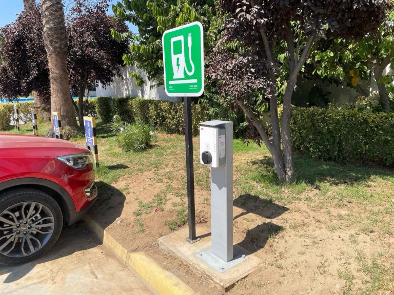Cargador ABB para vehículos eléctricos en el estacionamiento de Rosa Agustina Conference, Olmué